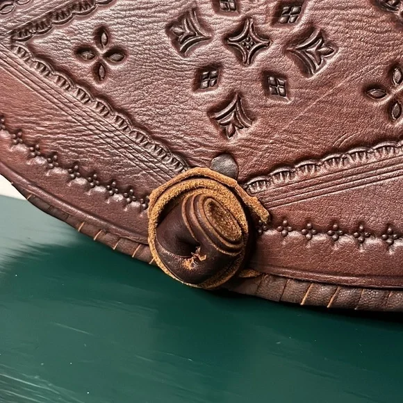 Vintage Bohemian Handmade & Hand Pressed 100%  Leather Saddle Crossbody Bag - Picture 6 of 12